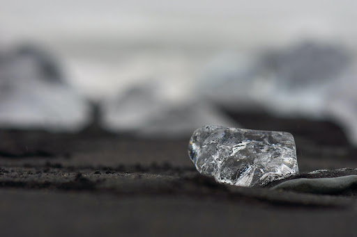 Il diamante grezzo realizzato con le ceneri rimanenti della cremazione